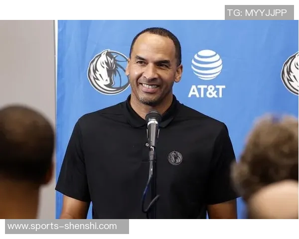 巴萨公开训练课会员持票被拒入场安保措施引发球迷抗议