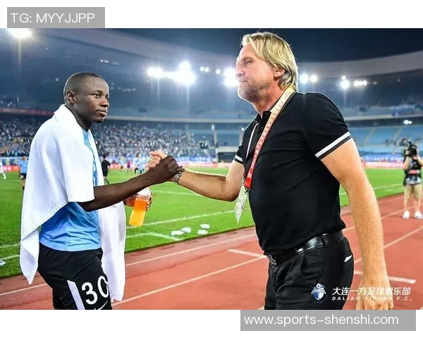 弗洛伦蒂诺与贡萨洛合影庆祝帽子戏法展现球队团结精神 弗洛伦蒂诺与贡萨洛合影庆祝帽子戏法展现球队团结精神